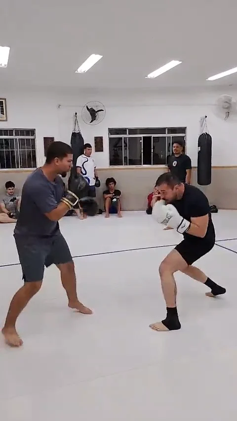 Prévia de alunos praticando boxe